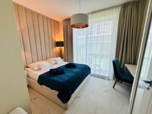 Posteľ alebo postele v izbe v ubytovaní Apartament Faltom 26 Yacht Park z tarasem
