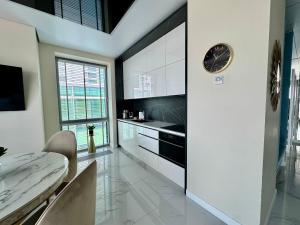 Kuchyňa alebo kuchynka v ubytovaní Apartament Faltom 26 Yacht Park z tarasem