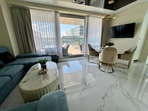 Televízia a/alebo spoločenská miestnosť v ubytovaní Apartament Faltom 26 Yacht Park z tarasem