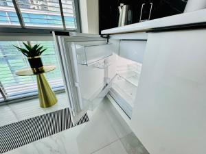 Kuchyňa alebo kuchynka v ubytovaní Apartament Faltom 26 Yacht Park z tarasem