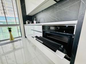 Kuchyňa alebo kuchynka v ubytovaní Apartament Faltom 26 Yacht Park z tarasem