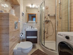 a bathroom with a toilet and a shower and a sink at Platinium Wrzeszcz - Batorego in Gdańsk