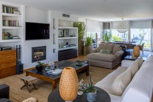 a living room with a couch and a table at Moradia exclusiva junto ao mar in Gafanha da Nazaré