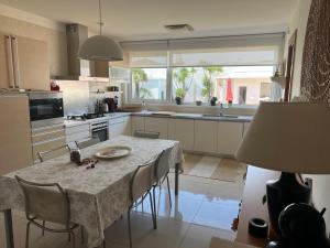 a kitchen with a table with chairs and a table sidx sidx sidx at Moradia exclusiva junto ao mar in Gafanha da Nazaré