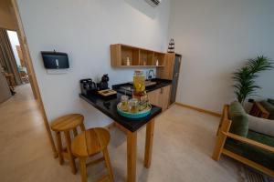 une cuisine avec une table et des chaises dans une pièce dans l'établissement شاليهات سكاي لاين - skyline chalets, à Dahaban 13 autres photos