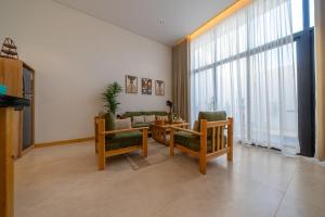 un salon avec un canapé, des chaises et une table dans l'établissement شاليهات سكاي لاين - skyline chalets, à Dahaban