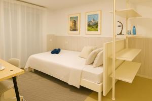 Postel nebo postele na pokoji v ubytování Habitación en ático dúplex + 17 fotografií