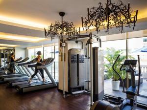 Hotel de l'Opera Hanoi - MGallery的健身中心和/或健身设施