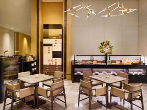 Sofitel Singapore City Centre的厨房或小厨房