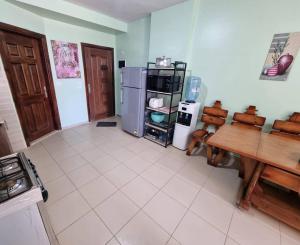 Η κουζίνα ή μικρή κουζίνα στο مدينه الالعاب المائيه المجانيه بالعالمين