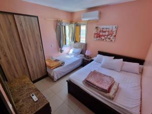 Ένα ή περισσότερα κρεβάτια σε δωμάτιο στο مدينه الالعاب المائيه المجانيه بالعالمين