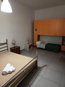 Un dormitorio con dos camas con toallas encima. en La Rosa Dei Venti, en Castellammare del Golfo