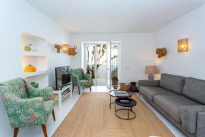 a living room with a couch and a tv at Casa Dona Ana in Tavira