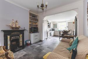 a living room with a couch and a fireplace at Stylish Flat B in London
