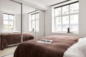 a bedroom with two beds and a mirror at Sentral leilighet, Bergen in Bergen
