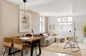 a living room with a table and a couch at Sentral leilighet, Bergen in Bergen