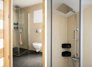 a bathroom with a toilet and a glass shower at Sentral leilighet, Bergen in Bergen +23 photos