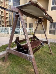 ein Pavillon mit braunen Betten im Gras in der Unterkunft مستقبل للشقق الفندقيه والالعاب المائيه in El-Alamein + 4 Fotos