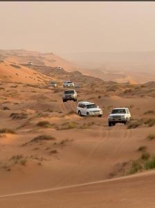 Al WāşilにあるGolden dune Bedouin campのギャラリーの写真