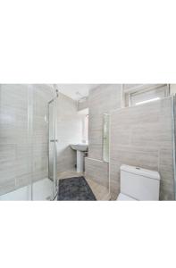 Ένα μπάνιο στο Spacious 3 bedroom - Crystal Palace