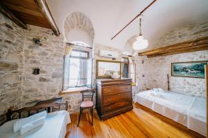 Ванная комната в Traditional Villa 'Xristos' in Kalamoti +20 фотографий