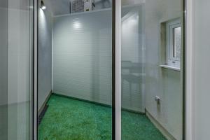 ポルトにあるGuestReady - Olivieri's Houseの緑の床とガラスの引き戸のある部屋