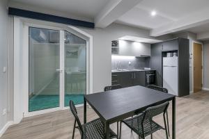 ポルトにあるGuestReady - Olivieri's Houseのテーブルと椅子のあるキッチンとダイニングルーム +33枚の写真
