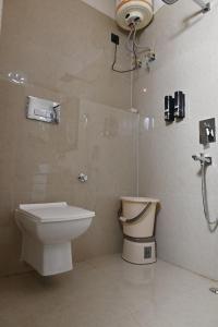 un baño con inodoro y ducha en The Blossom Glee, en Bhimtal