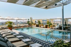 A piscina localizada em The Hoxton, Poblenou ou nos arredores