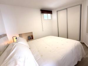 Postel nebo postele na pokoji v ubytování R39 Modern One bedroom Alcantara