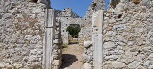 an old stone building with a doorway and a window at Bayrams Tree Houses in Olympos