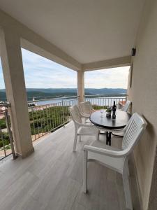 Balkón nebo terasa v ubytování Apartmani Neum