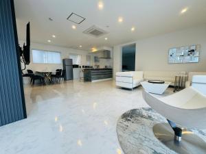 a living room with a kitchen and a living room at Luxury Hills 1500ｍ2超絶景パティオ サウナ BBQ 駐車場4台 プール ペット 空港そば in Fukuoka