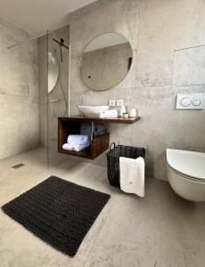 Ένα μπάνιο στο Charming coastal apartment in Komarna