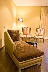 sala de estar con sofá y 2 sillas en Hotel Spa Villa Nazules, en Chueca