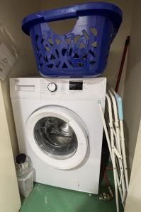 una lavadora con una cesta azul encima en The Cavendish, en Eastbourne
