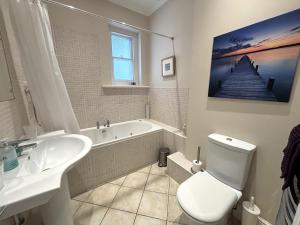 y baño con lavabo, aseo y bañera. en The Cavendish, en Eastbourne 11 fotos más