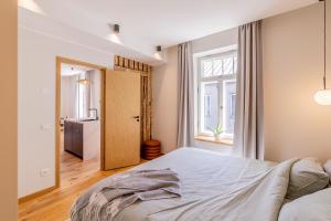 a bedroom with a bed and a window at Freinholdi Maja külaliskorter 1 - with sauna in Võru +7 photos