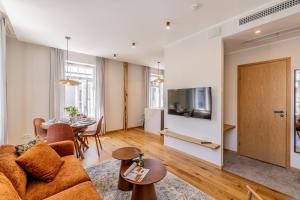 a living room with a couch and a table at Freinholdi Maja külaliskorter 1 - with sauna in Võru