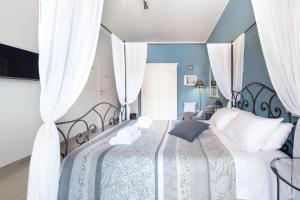 a bedroom with a bed with blue walls and curtains at Suite Laterani 3 bedrooms with parking in Rome