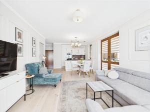 een woonkamer met een bank en een tv bij ApartamentySnu, Słoneczny Glam z parkingiem, Centrum in Radom