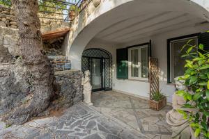 Το κτήριο όπου στεγάζεται  το διαμέρισμα +3 φωτογραφίες
