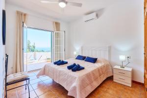 Ένα ή περισσότερα κρεβάτια σε δωμάτιο στο JA01 Villa Tomasina by HolidayAndaluz +43 φωτογραφίες