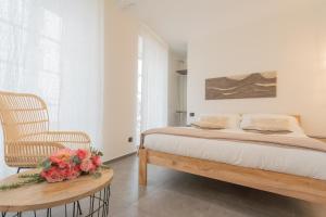 Postel nebo postele na pokoji v ubytování Enchanted Como Lake - City Apartment by Rent All Como