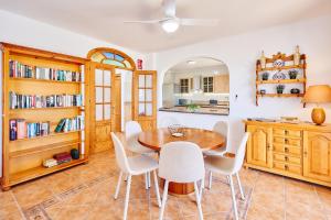 Η βιβλιοθήκη της βίλας