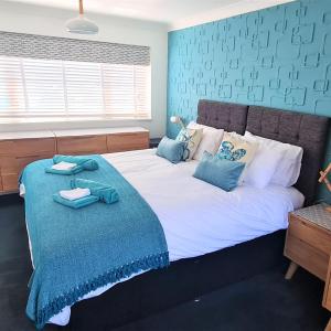 Кровать или кровати в номере Portreath House, Luxury, Private Hot tub, 3 Bedrooms, free Parking & short walk to Surf Beach