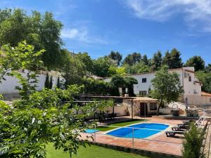 una casa con piscina en un patio en Casa Rural Majada del Conde, en La Guardia