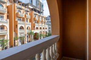 ドバイにあるRetro Houseの建物が見えるバルコニー
