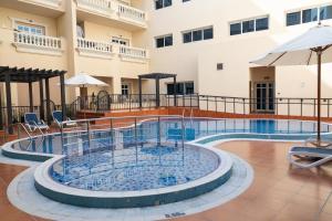 ドバイにあるRetro Houseの建物の真ん中にあるプール