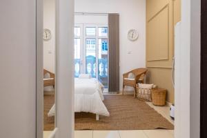 ドバイにあるRetro Houseのベッドと鏡のある寝室